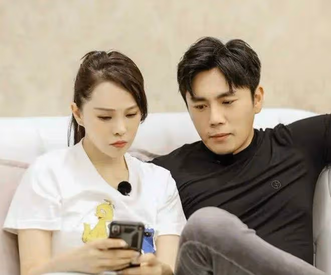 伊能靜曬七夕禮物,秦昊送巨型玫瑰花給老婆,網友直呼:好甜