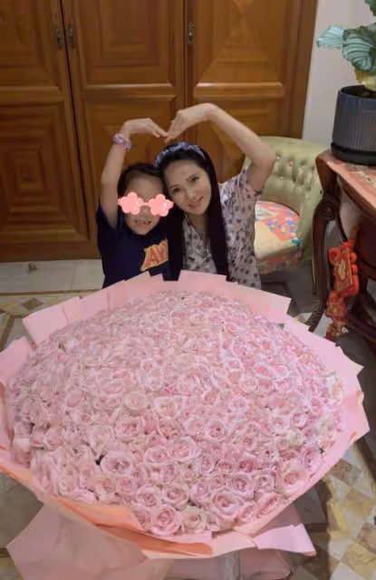 伊能靜曬七夕禮物,秦昊送巨型玫瑰花給老婆,網友直呼:好甜
