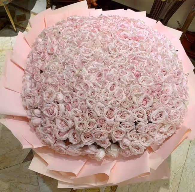 伊能靜曬七夕禮物,秦昊送巨型玫瑰花給老婆,網友直呼:好甜