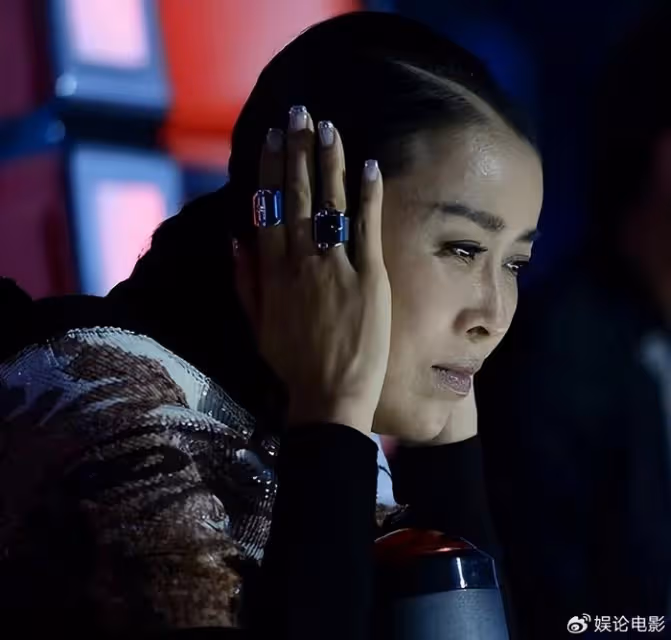 兩度被推上風口浪尖,那英辭演音樂節卻被曝泰國游,她在迴避什麼