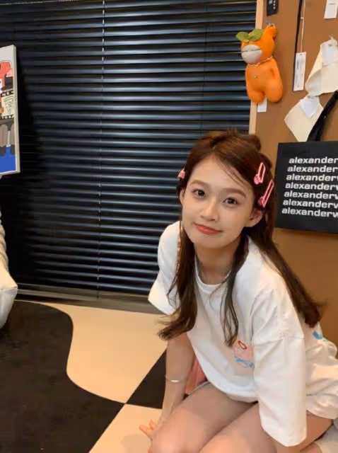 王思聰新女友近照翻車,自曝曾患抑鬱症,頭髮凌亂被指像廠妹