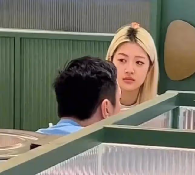 王思聰新女友近照翻車,自曝曾患抑鬱症,頭髮凌亂被指像廠妹