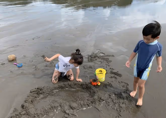 汪小菲返台帶娃故地重遊,在海邊抱著女兒,小玥兒被指神態不情願