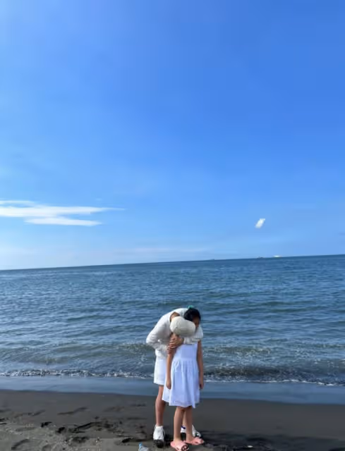 汪小菲返台帶娃故地重遊,在海邊抱著女兒,小玥兒被指神態不情願