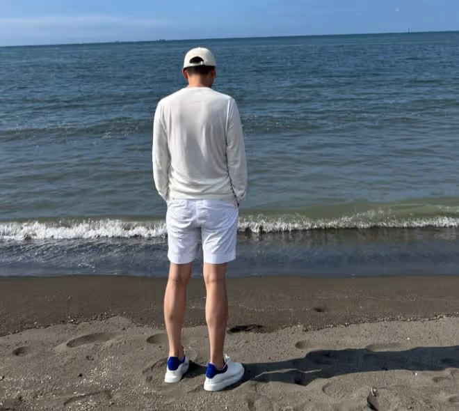 汪小菲返台帶娃故地重遊,在海邊抱著女兒,小玥兒被指神態不情願