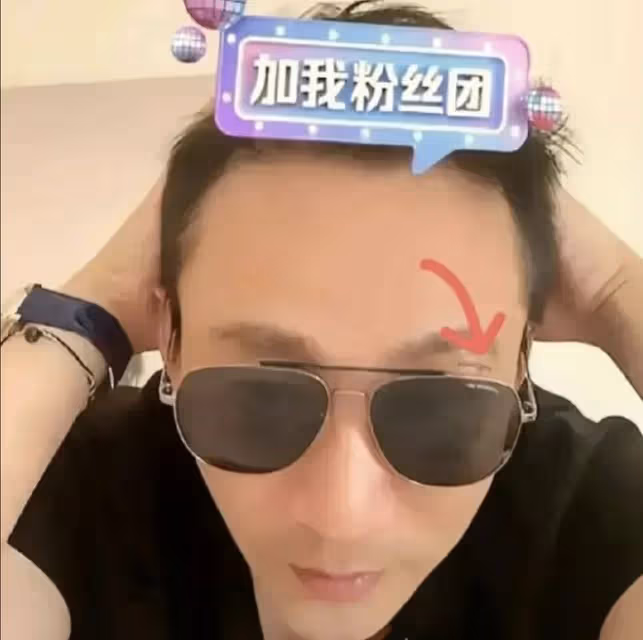 汪小菲返台帶娃故地重遊,在海邊抱著女兒,小玥兒被指神態不情願