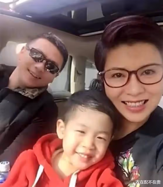 她曾火遍大江南北，卻兩度被騙、人財兩空，如今混富婆圈成贏家