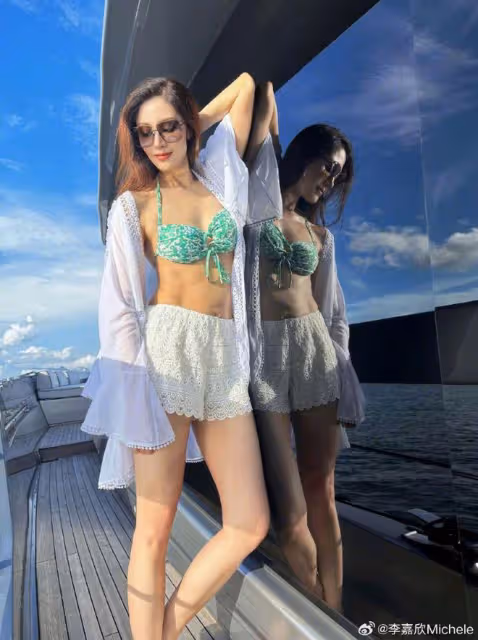 53歲李嘉欣曬近照,穿比基尼大秀馬甲線,身材火辣超顯年輕