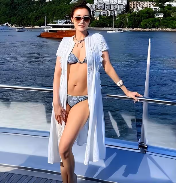 53歲李嘉欣曬近照,穿比基尼大秀馬甲線,身材火辣超顯年輕
