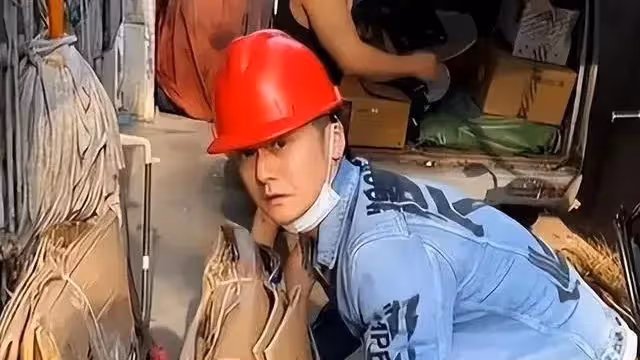 31歲蔣勁夫近況曝光：白天撿破爛，晚上送外賣，為何走到這一步？