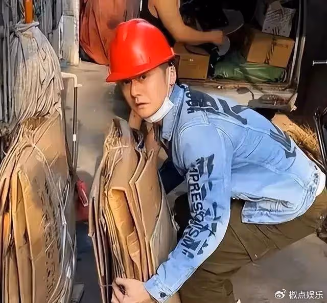 31歲蔣勁夫近況曝光：白天撿破爛，晚上送外賣，為何走到這一步？