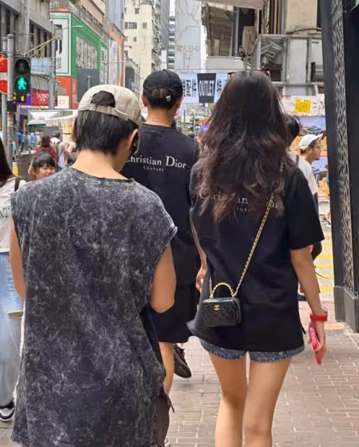 黃子韜徐藝洋穿情侶裝逛街，女方頭髮凌亂遭吐槽，身上挎包超2萬