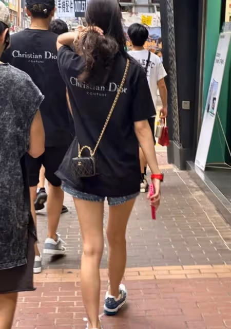 黃子韜徐藝洋穿情侶裝逛街，女方頭髮凌亂遭吐槽，身上挎包超2萬