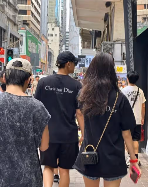 黃子韜徐藝洋穿情侶裝逛街，女方頭髮凌亂遭吐槽，身上挎包超2萬