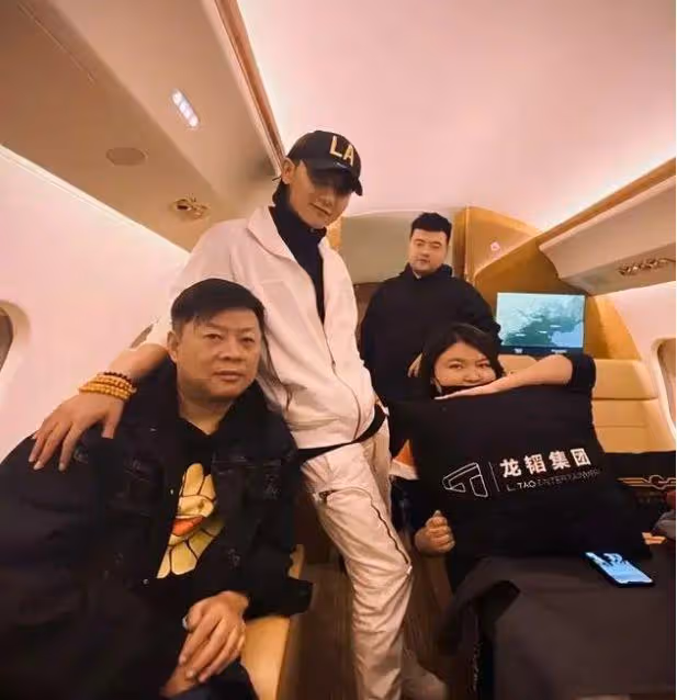 黃子韜徐藝洋穿情侶裝逛街，女方頭髮凌亂遭吐槽，身上挎包超2萬