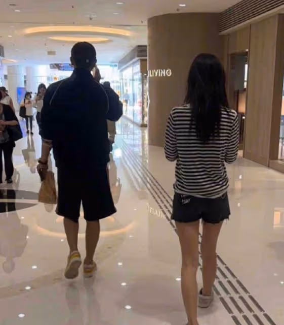 黃子韜徐藝洋穿情侶裝逛街，女方頭髮凌亂遭吐槽，身上挎包超2萬
