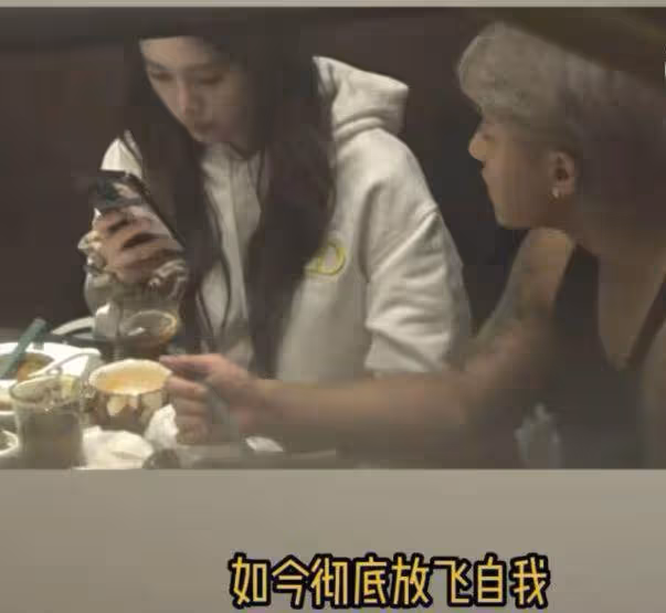 黃子韜徐藝洋穿情侶裝逛街，女方頭髮凌亂遭吐槽，身上挎包超2萬