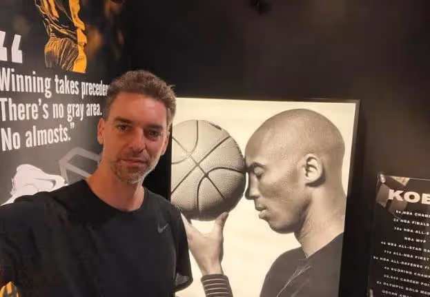 科比45歲冥誕，詹姆斯攜眾星悼念，大女兒越來越像父親了