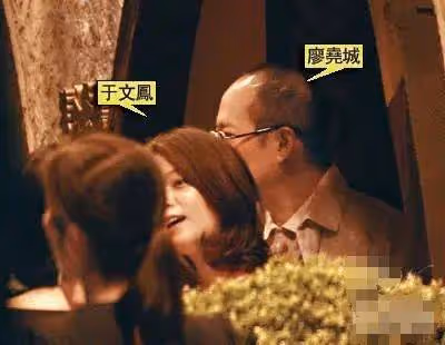 於文鳳登記結婚,65歲老公出身銀行世家,網友:比周星馳好多了