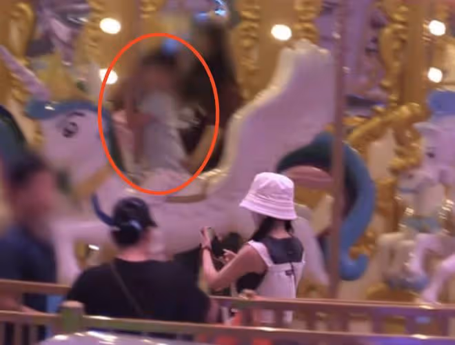 張傑謝娜帶3個女兒遊樂場玩耍，謝娜被質疑懷3胎後，大方穿露腰裝