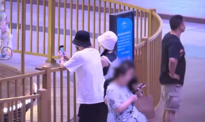 張傑謝娜帶3個女兒遊樂場玩耍，謝娜被質疑懷3胎後，大方穿露腰裝