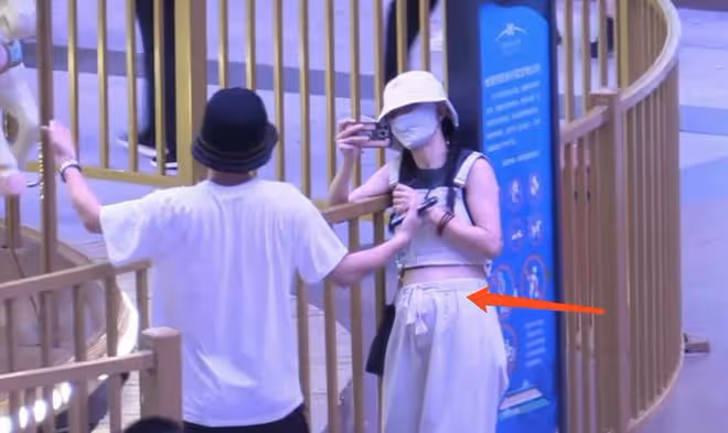 張傑謝娜帶3個女兒遊樂場玩耍，謝娜被質疑懷3胎後，大方穿露腰裝