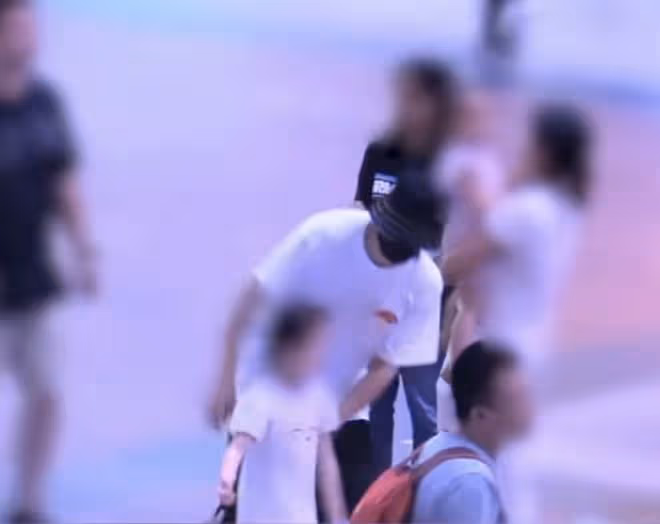 張傑謝娜帶3個女兒遊樂場玩耍,謝娜被質疑懷3胎後,大方穿露腰裝