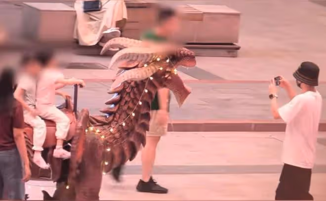 張傑謝娜帶3個女兒遊樂場玩耍,謝娜被質疑懷3胎後,大方穿露腰裝
