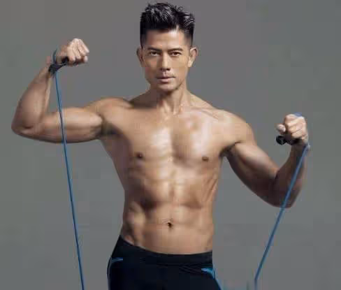 53歲郭富城盡力保持年輕,凌晨3點「仍狂健身」,網友:娶嬌妻的代價