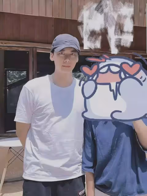 李易峰風波後首露正臉，與美女貼身合影消瘦一圈，花4千多住民宿