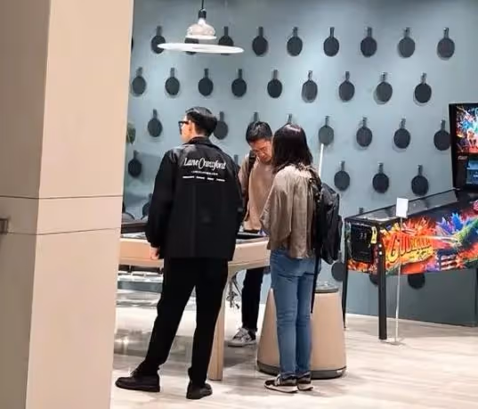 曝梁朝偉出軌風波後返日,買兒童用品被拍忙戴口罩,董潔多次赴日