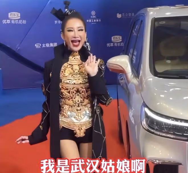 李玟的兩個姐姐帶母親回武漢老家被偶遇,粉絲不想打擾老人家