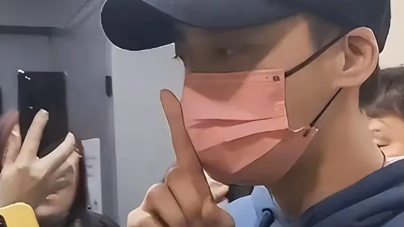 李易峰消失344天首露面，身材暴瘦憔悴不堪，給粉絲鞠躬眼眶紅了