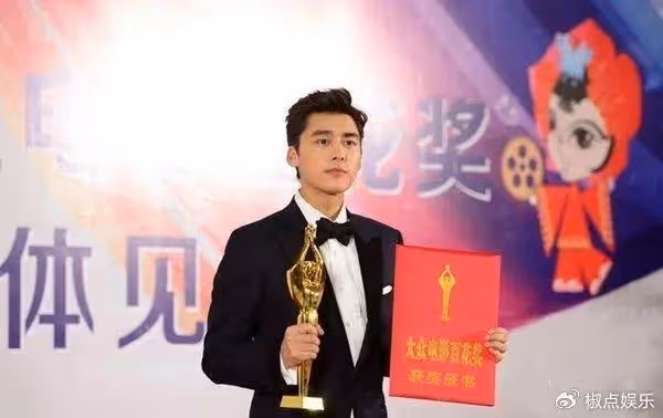 李易峰消失344天首露面,身材暴瘦憔悴不堪,給粉絲鞠躬眼眶紅了