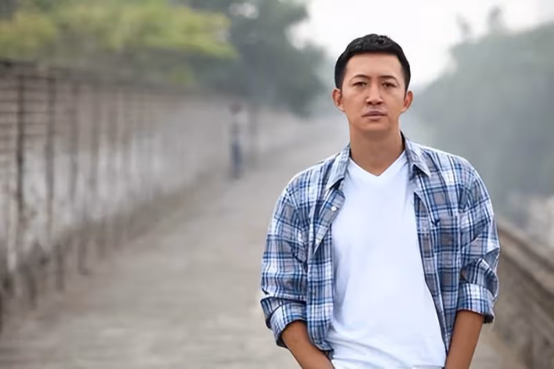 10年前他給霍建華作配，10年後霍建華無戲可拍他卻跟小21歲女星演情侶毫無違和