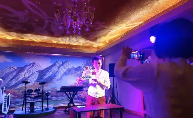 主持人李彬露面病情好轉！吃激素臉浮腫，住豪宅和朋友相伴很樂觀