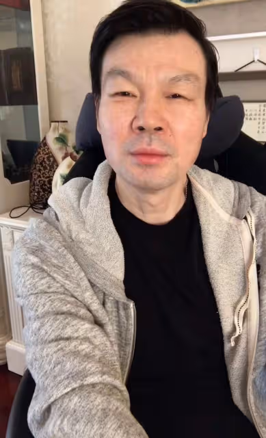 主持人李彬露面病情好轉！吃激素臉浮腫，住豪宅和朋友相伴很樂觀