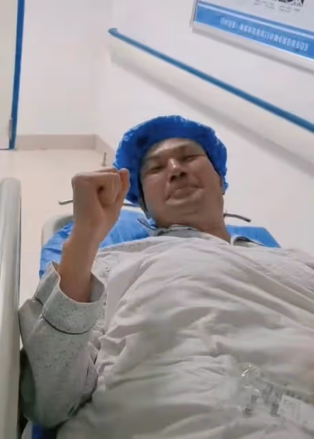 主持人李彬露面病情好轉!吃激素臉浮腫,住豪宅和朋友相伴很樂觀