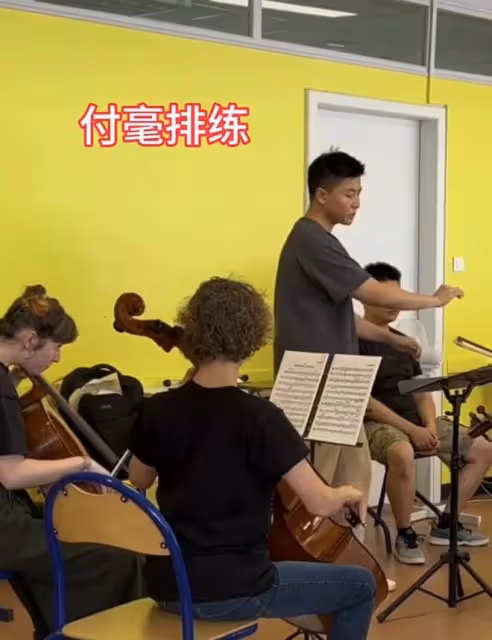 付笛生兒子在歐洲演出!夫妻倆打扮樸素國外約會,任靜羞澀被親吻