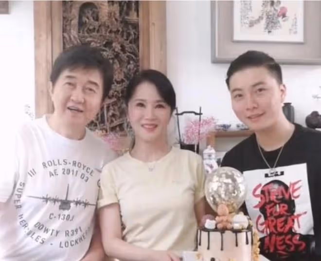 付笛生兒子在歐洲演出!夫妻倆打扮樸素國外約會,任靜羞澀被親吻