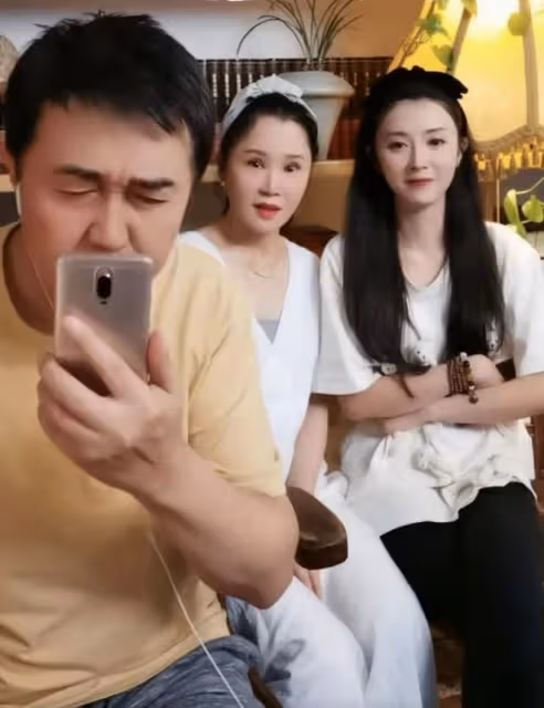 付笛生兒子在歐洲演出！夫妻倆打扮樸素國外約會，任靜羞澀被親吻
