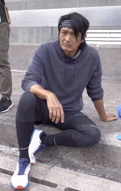 周潤發不聽醫囑身體引擔憂，當街跑步大腿似皮包骨，臉蒼白不敢認