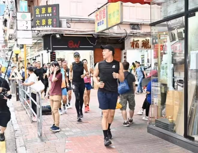 周潤發不聽醫囑身體引擔憂，當街跑步大腿似皮包骨，臉蒼白不敢認