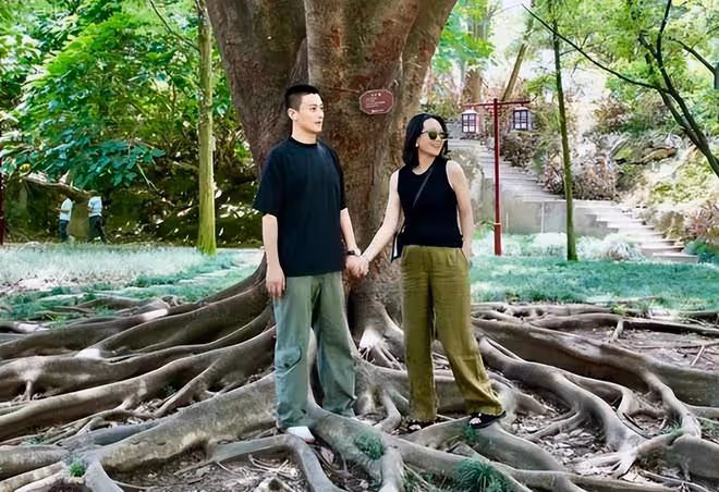 朱丹曬照為老公慶生,周一圍摟著老婆兒女樂開花,夫妻笑成褶子臉