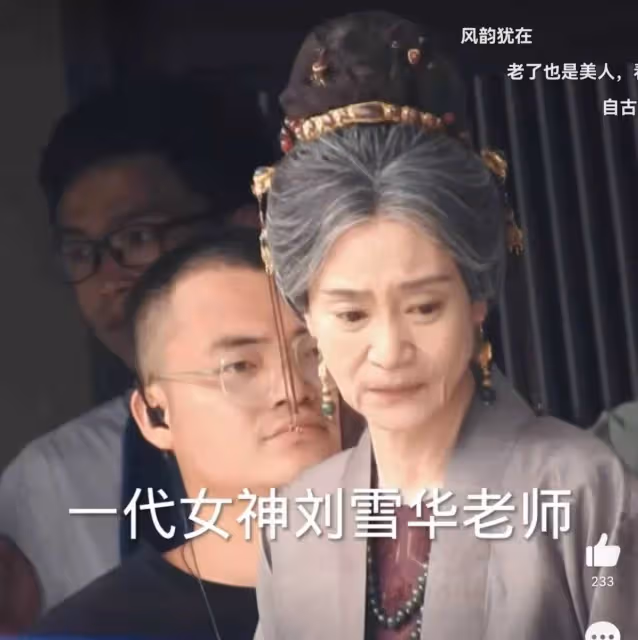 65歲劉雪華拍戲路透曝光!滿頭白發、滿臉皺紋,網友:好真實的臉