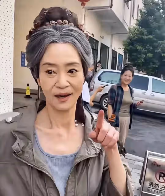65歲劉雪華拍戲路透曝光!滿頭白發、滿臉皺紋,網友:好真實的臉
