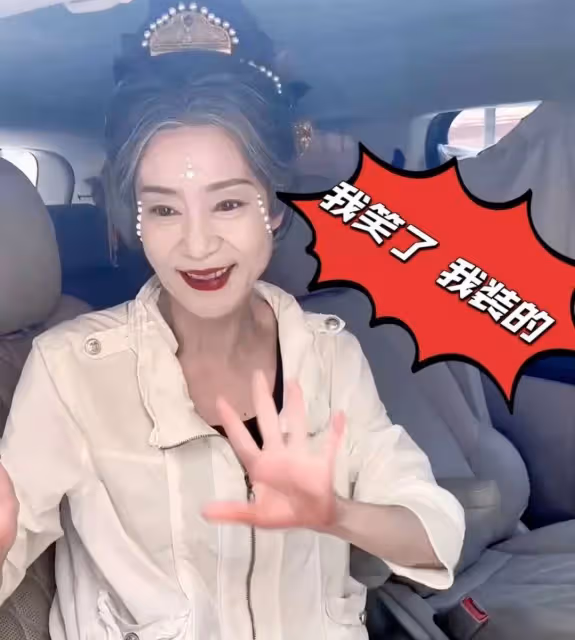 65歲劉雪華拍戲路透曝光!滿頭白發、滿臉皺紋,網友:好真實的臉