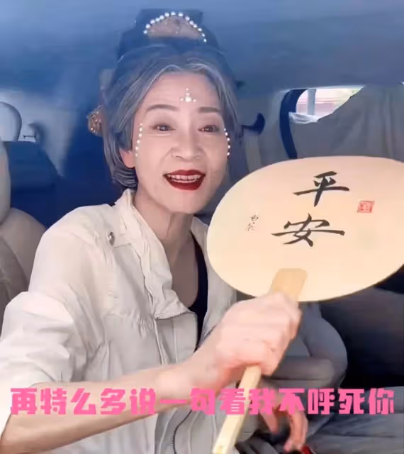 65歲劉雪華拍戲路透曝光!滿頭白發、滿臉皺紋,網友:好真實的臉