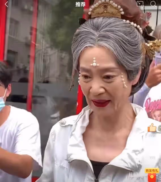 65歲劉雪華拍戲路透曝光!滿頭白發、滿臉皺紋,網友:好真實的臉