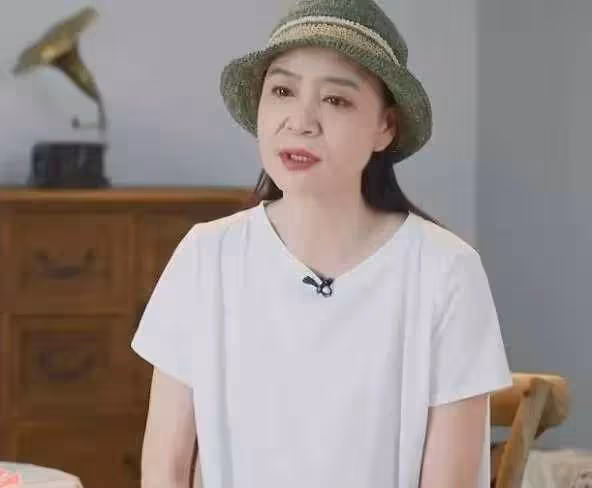 65歲劉雪華拍戲路透曝光!滿頭白發、滿臉皺紋,網友:好真實的臉